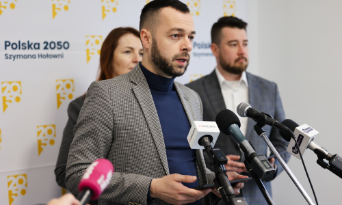 Konferencja prasowa partii Polska 2050 Szymona Hołowni w Ustrzykach Dolnych