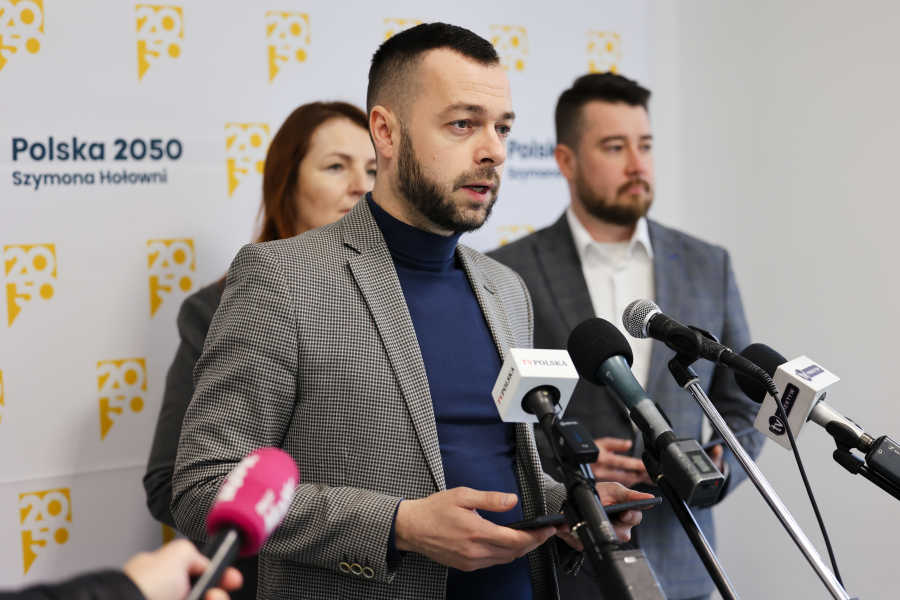 Konferencja prasowa partii Polska 2050 Szymona Hołowni w Ustrzykach Dolnych