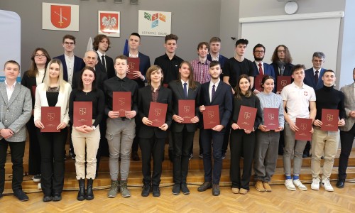 Stypendia i nagrody Burmistrza Ustrzyk Dolnych przyznane. Wspieramy naukowe i sportowe talenty!