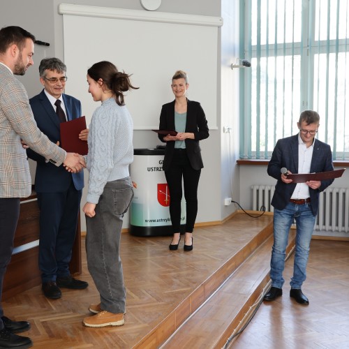 Wręczenie stypendiów i nagród Burmistrza Ustrzyk Dolnych 