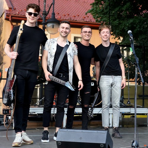 Żarciowozy na rynku w Ustrzykach Dolnych / Koncert zespołu FEVER