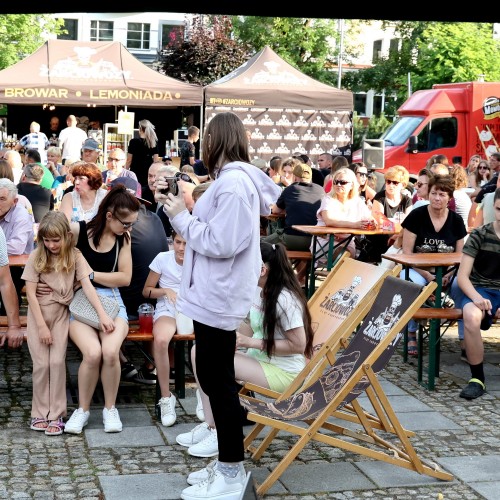 Żarciowozy na rynku w Ustrzykach Dolnych / Koncert zespołu FEVER