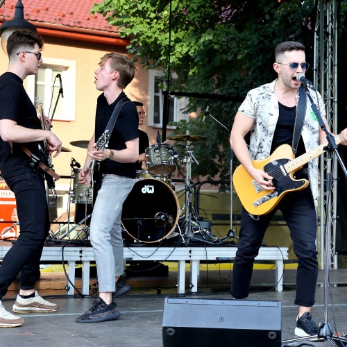 Żarciowozy na rynku w Ustrzykach Dolnych / Koncert zespołu FEVER