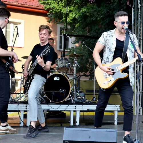 Żarciowozy na rynku w Ustrzykach Dolnych / Koncert zespołu FEVER