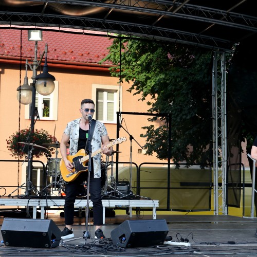 Żarciowozy na rynku w Ustrzykach Dolnych / Koncert zespołu FEVER