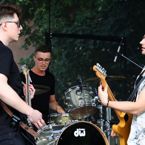 Żarciowozy na rynku w Ustrzykach Dolnych / Koncert zespołu FEVER