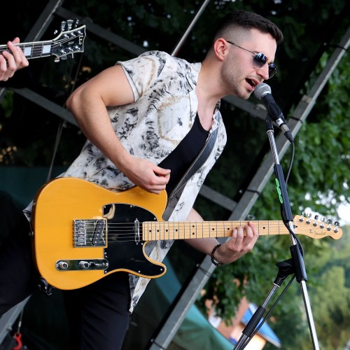 Żarciowozy na rynku w Ustrzykach Dolnych / Koncert zespołu FEVER