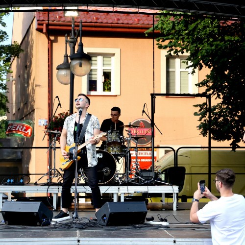 Żarciowozy na rynku w Ustrzykach Dolnych / Koncert zespołu FEVER
