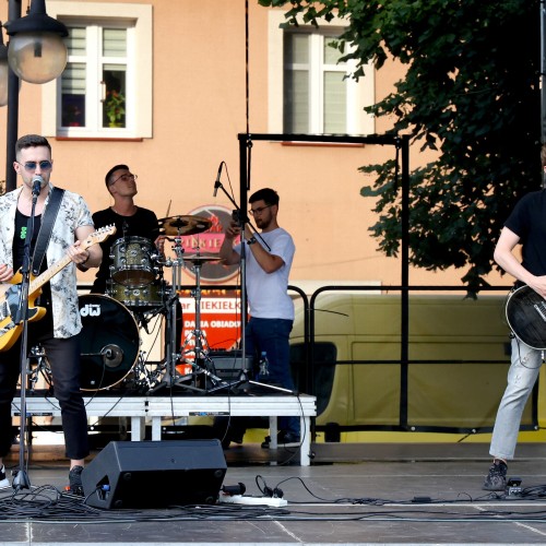 Żarciowozy na rynku w Ustrzykach Dolnych / Koncert zespołu FEVER