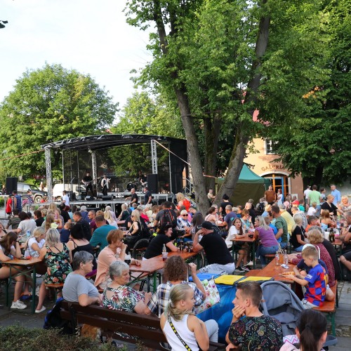 Żarciowozy na rynku w Ustrzykach Dolnych / Koncert zespołu FEVER