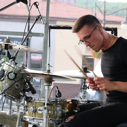 Żarciowozy na rynku w Ustrzykach Dolnych / Koncert zespołu FEVER