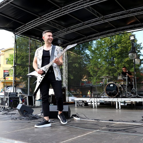 Żarciowozy na rynku w Ustrzykach Dolnych / Koncert zespołu FEVER
