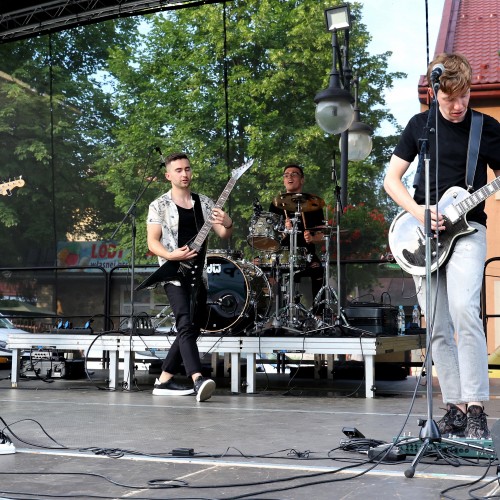 Żarciowozy na rynku w Ustrzykach Dolnych / Koncert zespołu FEVER