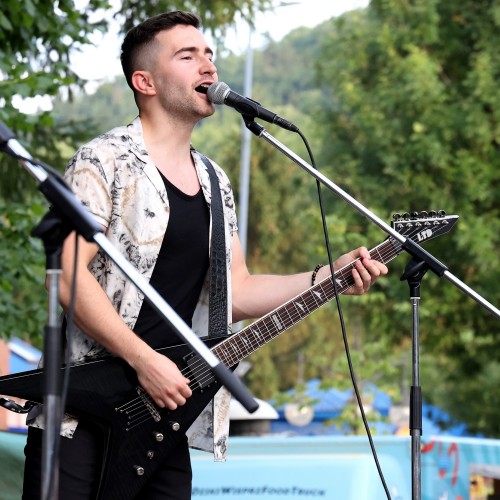 Żarciowozy na rynku w Ustrzykach Dolnych / Koncert zespołu FEVER