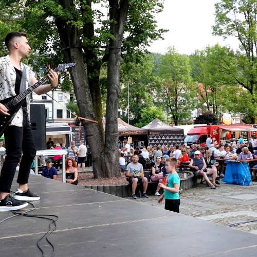 Żarciowozy na rynku w Ustrzykach Dolnych / Koncert zespołu FEVER