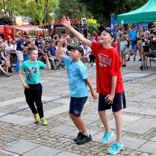 Żarciowozy na rynku w Ustrzykach Dolnych / Koncert zespołu FEVER