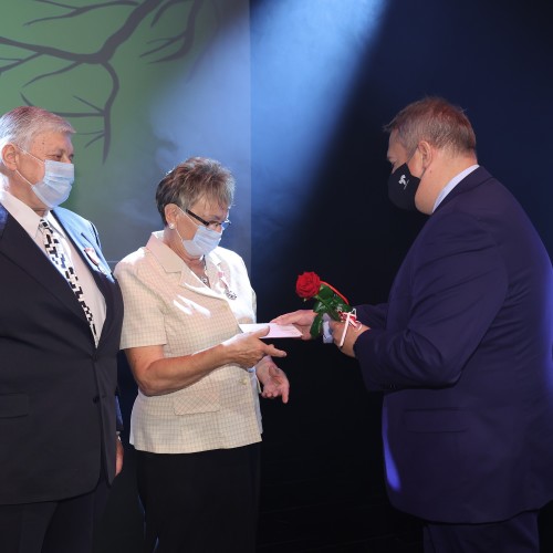 Złote i diamentowe gody 2021. Wręczono medale za długoletnie pożycie małżeńskie