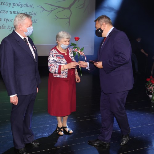 Złote i diamentowe gody 2021. Wręczono medale za długoletnie pożycie małżeńskie